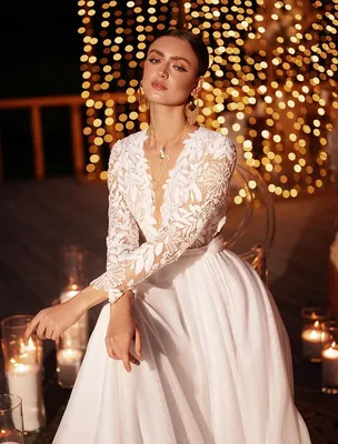 Классическое свадебное платье с v-образным вырезом купить в Москве