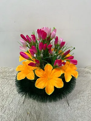 Подарок Корзина Rafaello и любые свежие цветы с доставкой по Риге в нашем  цветочном онлайн магазине KLUMBA