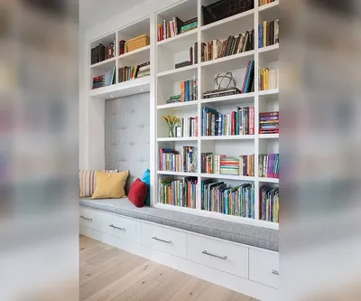 Книжный шкаф классический двухдверный