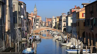 Кьоджа, Италия: исторический центр города Кьоджа. Canal Vena с лодками,  лежащими на воде и цветные дома в традиционном архитектурном стиле –  Стоковое редакционное фото © travellaggio #159025612