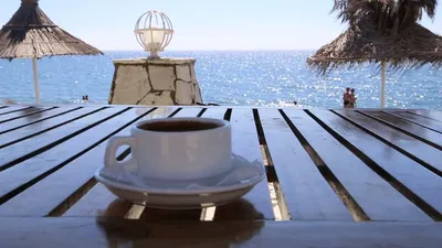 Чашка кофе на террасе с прекрасным видом на море | Премиум Фото