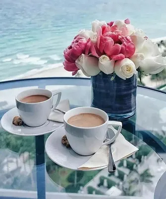Чашка кофе дома и чашка кофе на берегу моря - это две абсолютно разные... |  TikTok