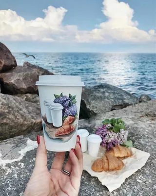 Море и чашка кофе стоковое изображение. изображение насчитывающей пристань  - 65107663