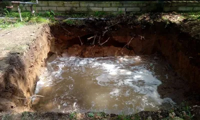 Перекошенный колодец на плывуне, добыча воды.