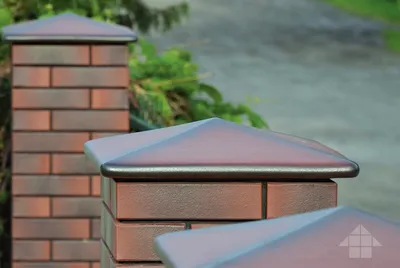 Колпаки на забор. Купить полимерпесчаные колпаки на столб забора из кирпича  | tetto.ru