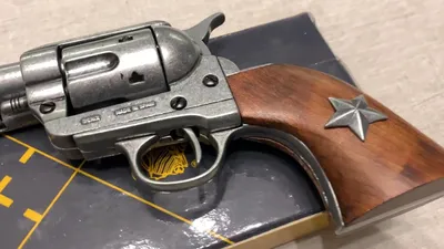 Кольт 45 калибра с звездой на рукояти, Cal.45 Peacemaker revolver 4,75\",  USA 1873, Denix 1038 - YouTube