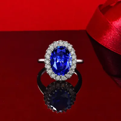 Кольца с драгоценными камнями - купить в ювелирном интернет-магазине Линии  Любви 💛 Фото и цены в каталоге