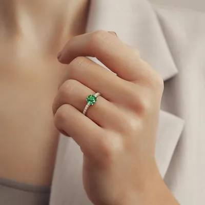 Женское кольцо с изумрудом и бриллиантовой дорожкой BDR2981-EMER - купить в  ювелирном интернет-магазине по выгодной цене с доставкой по Москве | LA  VIVION