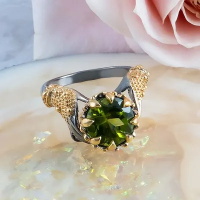 Кольца :: Кольца из серебра :: Кристалл :: Кольца из серебра Хризолит ::  Классическое серебряное кольцо с зеленым хризолитом и кристаллами
