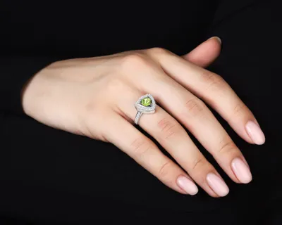Серебряное кольцо с хризолитом и фианитами, покрытие родий купить в  Германии по выгодной цене!