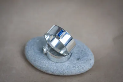 Обручальные кольца с сапфирами «Зафирос» | Восемь | Интернет магазин  дизайнерских украшений из серебра, золота и натуральных камней