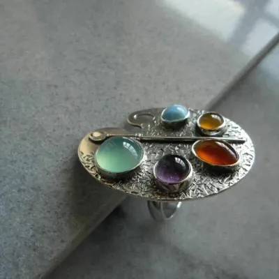 Обручальные кольца с цветными камнями – тренд 2019 года!