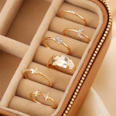 Женское обручальное кольцо с камнем. Желтое золото