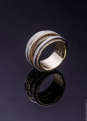 Женское кольцо помолвочное из золота с бриллиантом