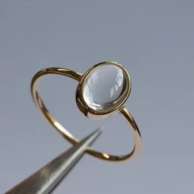 Золотое кольцо с лунным камнем «Аморино» | Восемь | Интернет магазин  дизайнерских украшений из серебра, золота и натуральных камней
