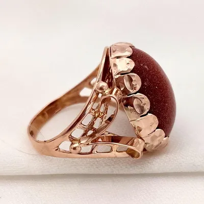 Обручальные кольца из красного золота с круглым камнем