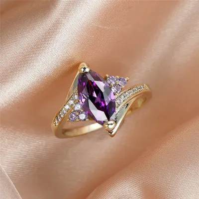 Золотое кольцо усыпанное камнями Melanie 3,5 карата – купить по отличной  цене в интернет-магазине Bright Spark