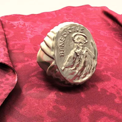 Кольцо рыбака - папский перстень, атрибут облачения Папы Римского.