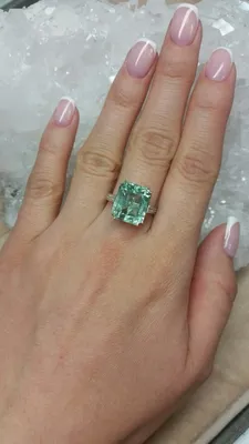 Золотое кольцо с зеленым бериллом и бриллиантами 8301