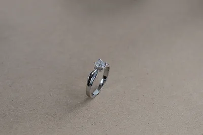 Изящное золотое кольцо с бриллиантом 0.27ct – купить по цене 43 500 ₽ с  доставкой в интернет-магазине Mister Diamond