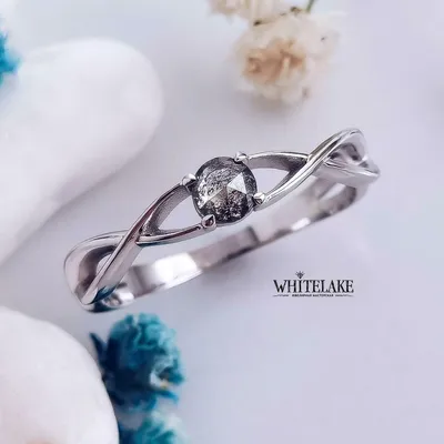 Кольцо с Бриллиантом 4 мм и бриллиантами меньшего размера по бокам кольца -  Velvetin Jewellery
