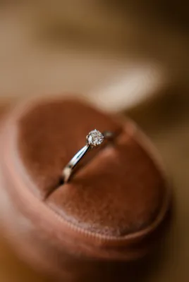 Помолвочное кольцо из платины с бриллиантом квадратной огранки на заказ