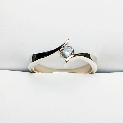 Помолвочное кольцо с бриллиантом ÁRVORE