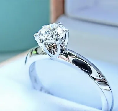 Помолвочное кольцо Tiffany True™ с бриллиантом круглой огранки и ободком из  платины, украшенным бриллиантами