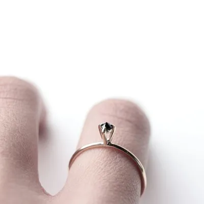 Золотое кольцо с черным бриллиантом 585 пробы