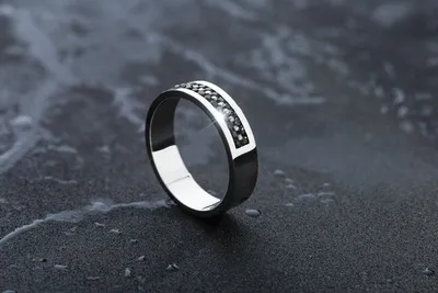 Женское помолвочное кольцо с черным бриллиантом 2204565