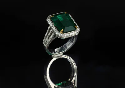 Кольцо с большим изумрудом и бриллиантами на заказ