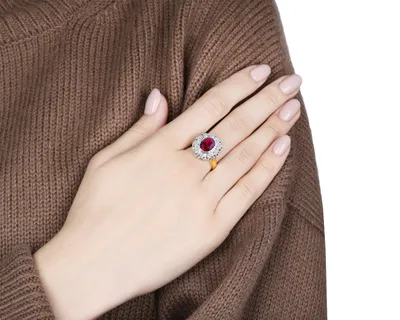 Изящное золотое кольцо с бриллиантами и рубином – купить по цене 103 500 ₽  с доставкой в интернет-магазине Mister Diamond