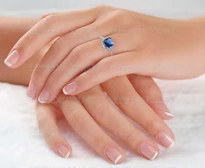 Родированное серебряное кольцо с сапфиром купить на SilverDiscount.ru