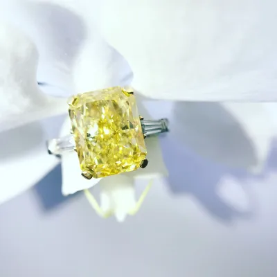 Купить Кольцо с желтым бриллиантом 1.34ct из белого золота за 900 840 ₽ от  My Diamonds