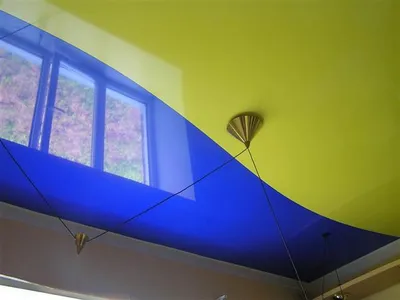 Натяжной комбинированный потолок с криволинейной спайкой