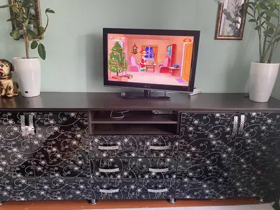 На какой высоте вешать телевизор в гостиной: как правильно повесить  телевизор на стену, на какую высоту вешать телевизор в зале