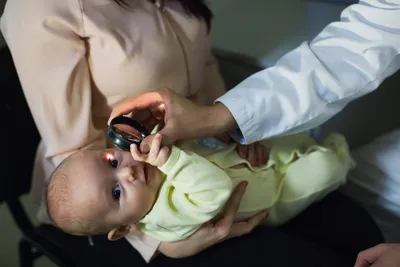 очищенный глаз обработан тетрациклин мази конъюнктивит, лечение  новорожденного Стоковое Изображение - изображение насчитывающей ребенок,  бекона: 149889177