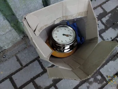Старинные корабельные часы, выделенные на белом фоне - Ozero - российский  фотосток