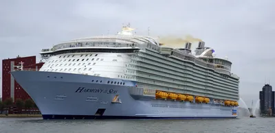 Самый большой в мире круизный корабль \"Harmony of the Seas\" отправился в  первый рейс