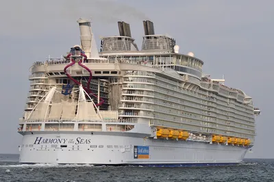 Labadee, Гаити, 4 Мая 2011 Года: Royal Caribbean, Оазис Морей Заход В  Labadee, Гаити 4 Мая 2011 Года Второй По Величине Пассажирский Корабль  Когда-либо Построенных За Сестрой Корабль Allure Морей. Фотография,  картинки,