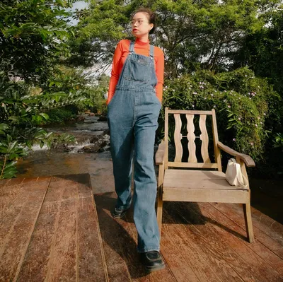 кореянка в оранжевом пальто и шляпе в осеннем лесу, осенняя одежда мода  молодая женщина, Hd фотография фото, волосы фон картинки и Фото для  бесплатной загрузки