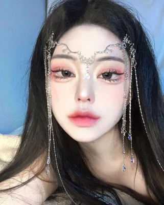Французский и корейский макияж на одном лице: отличия на фото