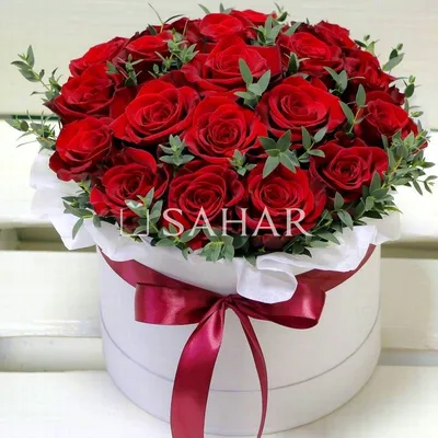 Шляпная коробка с розами, матиолой, эустомой и эвкалиптом купить в Твери по  цене 4450 рублей | Камелия