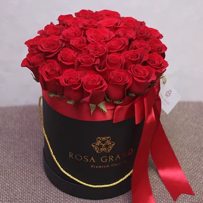 Шляпная коробка с розами и Рафаэлло за 2150р. Позиция № 2149