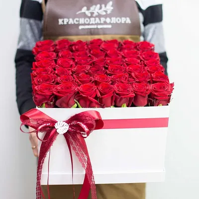 Шляпная коробка подсолнухов с розами и маттиолой купить с доставкой в СПб