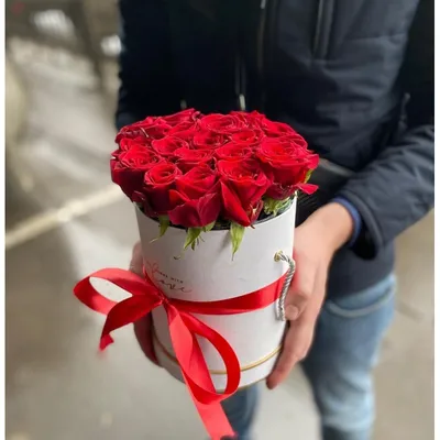 Синие розы в коробке с золотой за 4 790 руб. | Бесплатная доставка цветов  по Москве