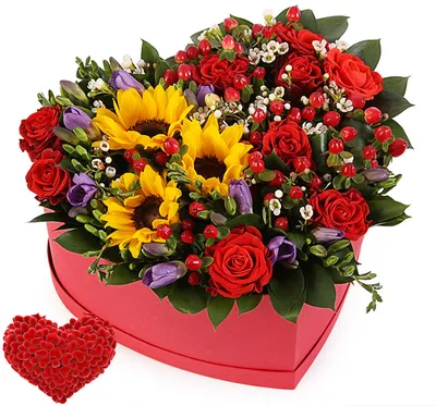 Розы в маленькой шляпной коробке в виде сердца купить с доставкой в Москве  | Заказать букет цветов недорого