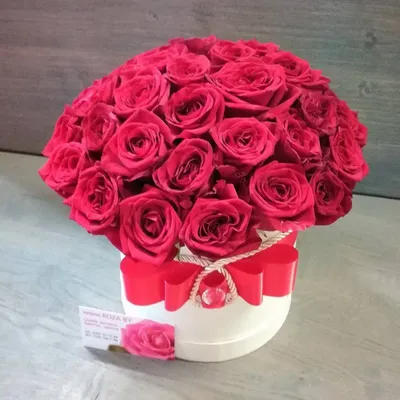 Шляпная коробка роз с тюльпанами и гвоздиками купить с доставкой в СПб