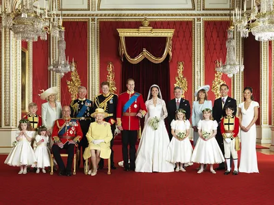 Елизавета II в ярко-красном пальто и в сопровождении семьи стала главной  гостьей рождественской службы в церкви