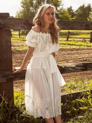 С чем комбинировать белое летнее платье?